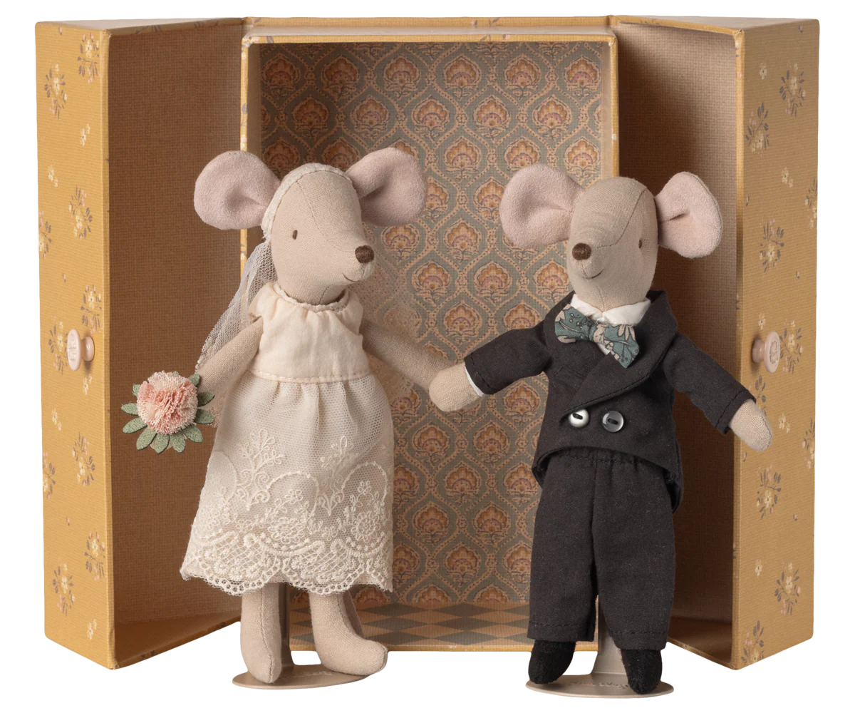 Maileg wedding mice couple in a decorative box, featuring mum and dad mice dressed for their special occasion.