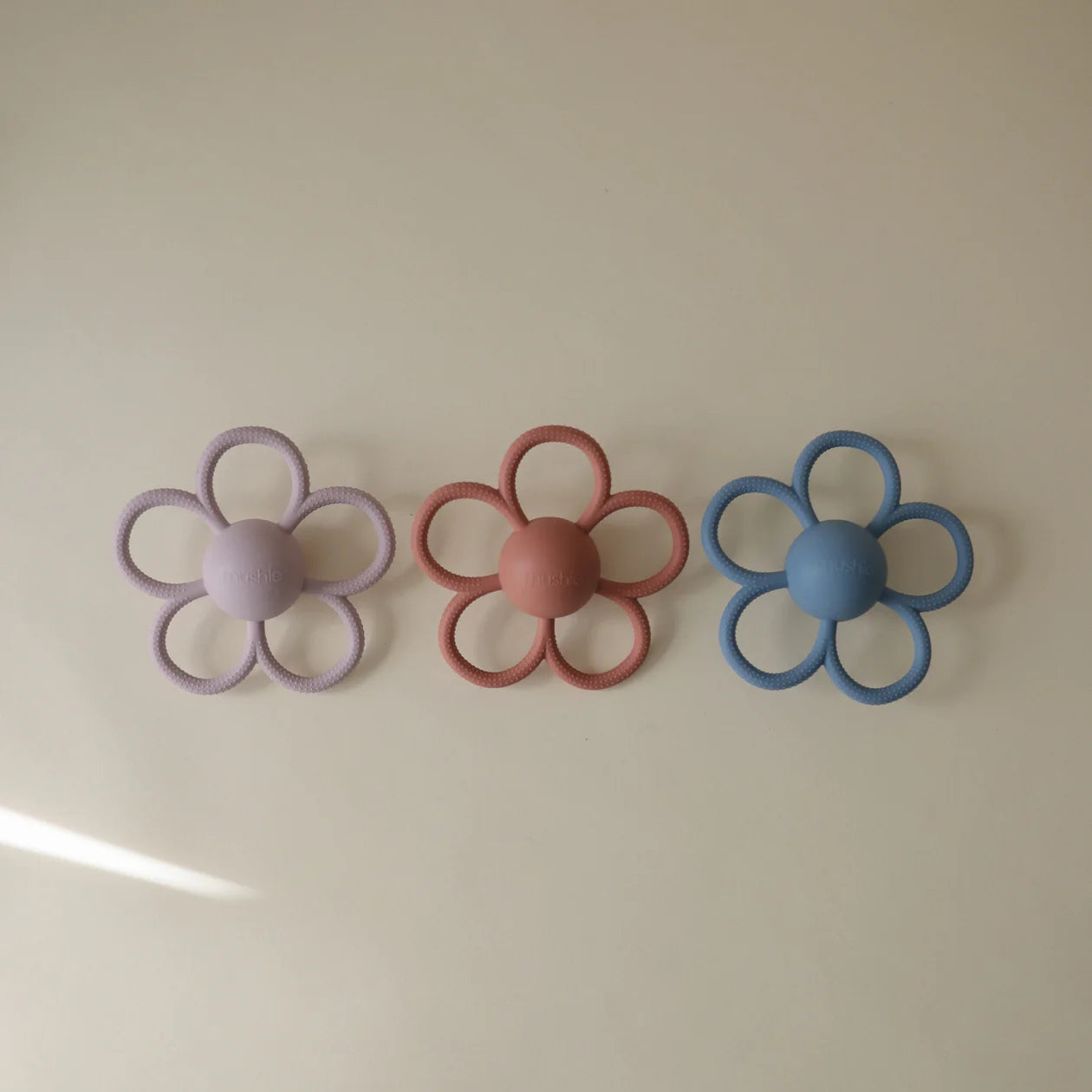 mushie - Daisy Rattle Teether
