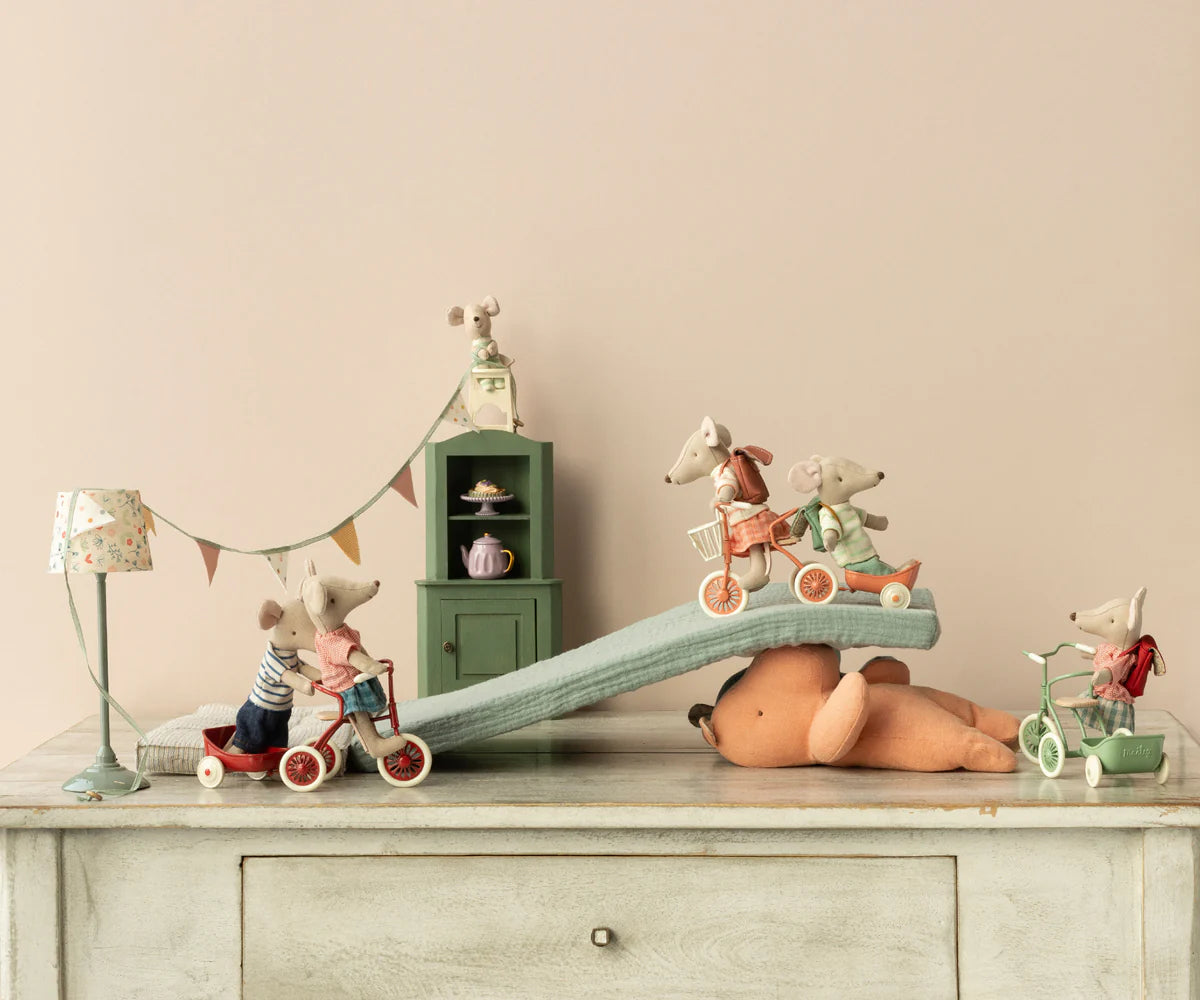 Maileg Coral Abri à tricycle Mouse toy with detailed tricycle and adorable mouse figure, perfect for children's play.