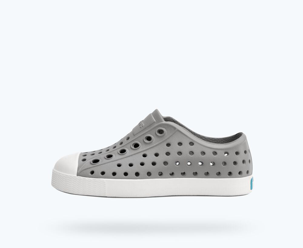 Natives Jefferson Kids Pigeon Grey and Shell White sneakers with white soles and laces, casual style for children.