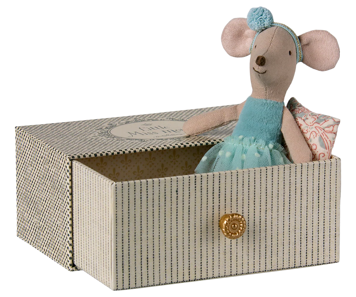 Little sister Dance mouse in daybed