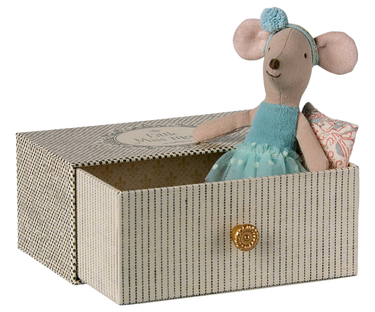 Little sister Dance mouse in daybed
