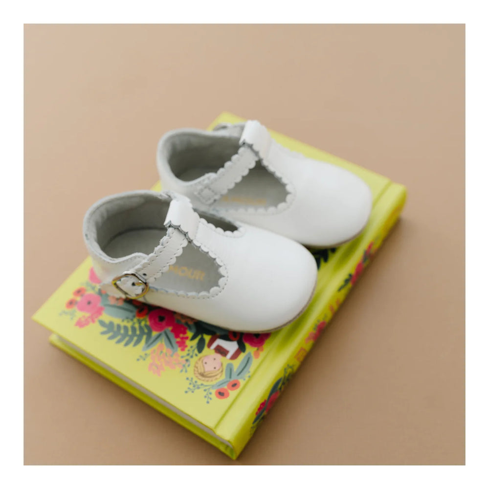 L'AMOUR - Elodie Girls Scalloped T-Strap Mary Jane Crib Shoe (Infant)- White