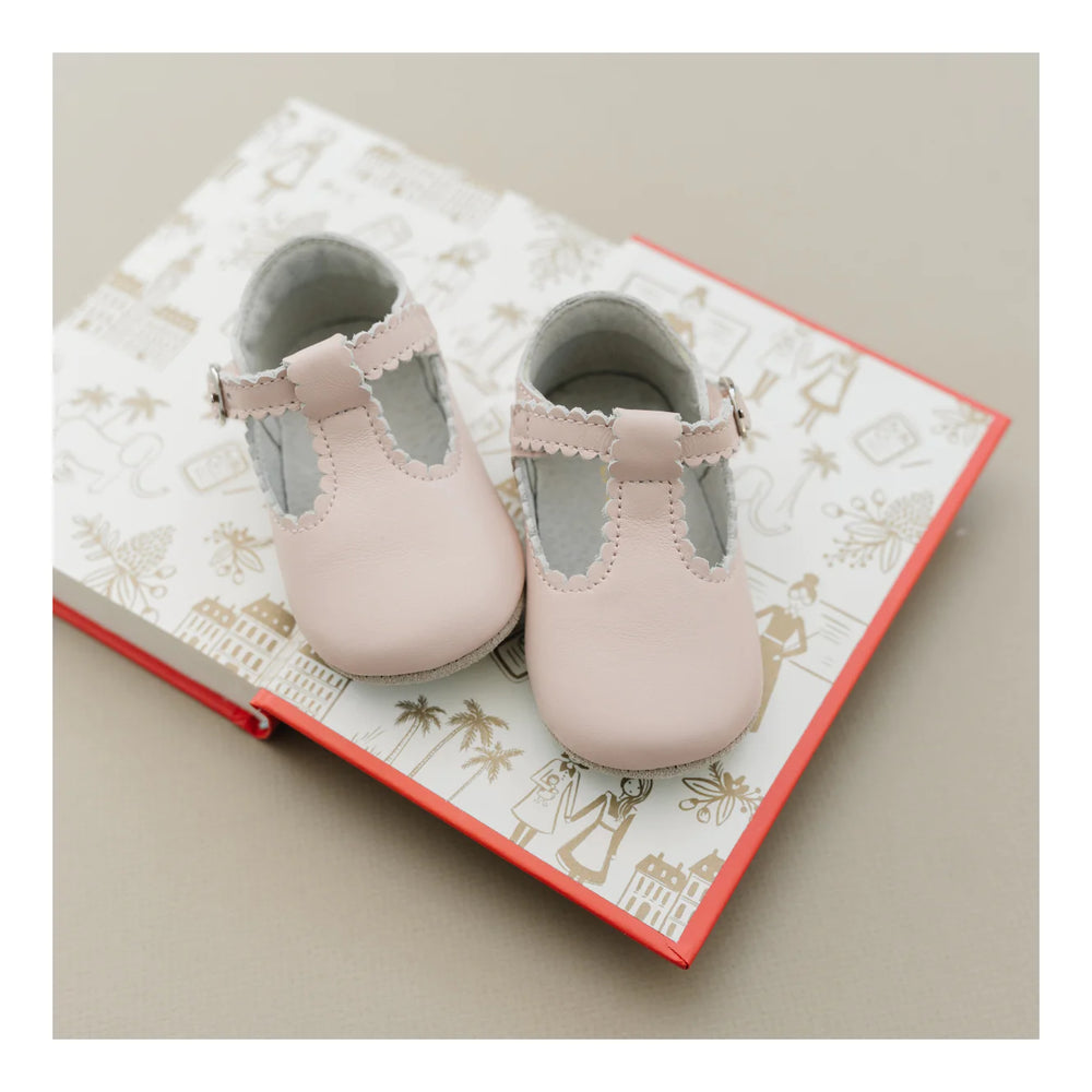 L'AMOUR - Elodie Girls Scalloped T-Strap Mary Jane Crib Shoe (Infant)- Pink