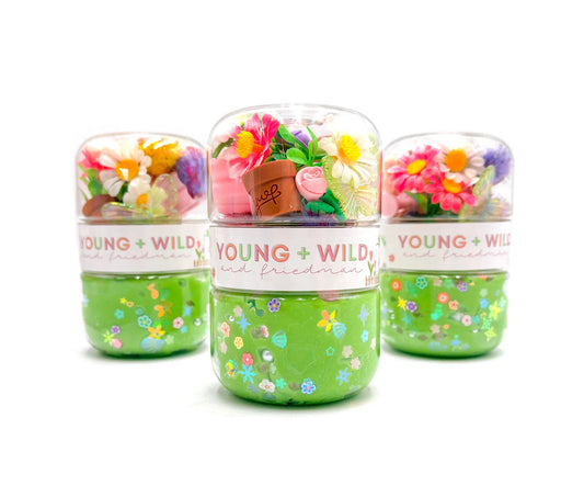 Young Wild and Friedman Grab & Go Dough Jar for gardening, compact container for mixing and storing gardening dough.