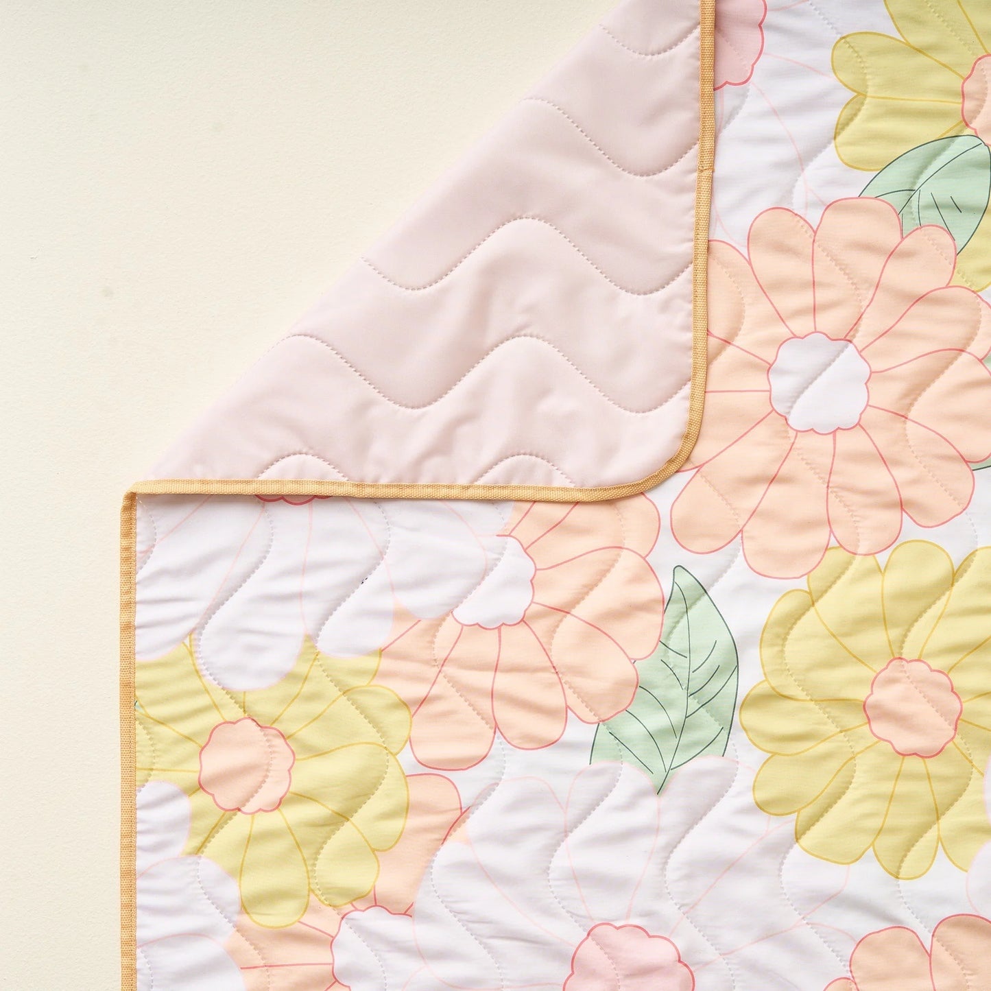 The Darling Effect - Daisy Craze Peach On-the-Go Quilted Picnic Blanket