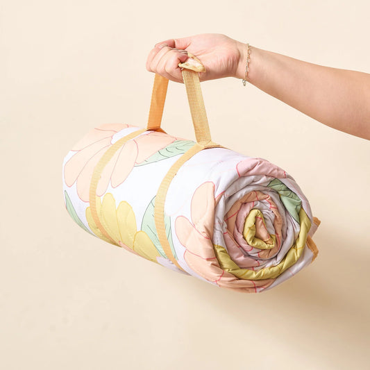 The Darling Effect - Daisy Craze Peach On-the-Go Quilted Picnic Blanket